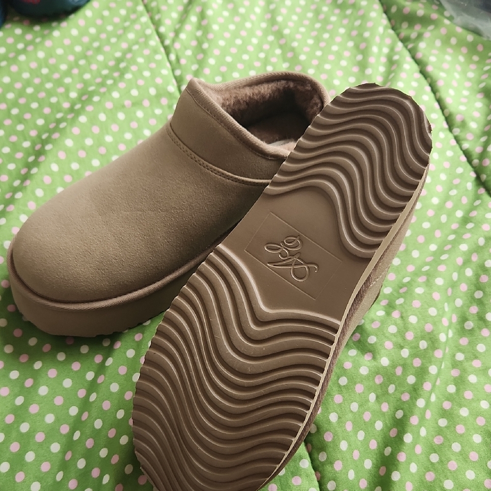 American Eagle Outfitters Tan Fuzzy Slippers